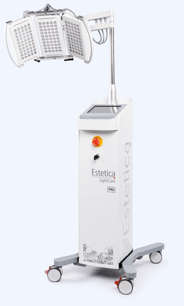 Фото 2: аппарат Estetica LightCare Pro, три светодиодные панели на штативе и стойка с экраном